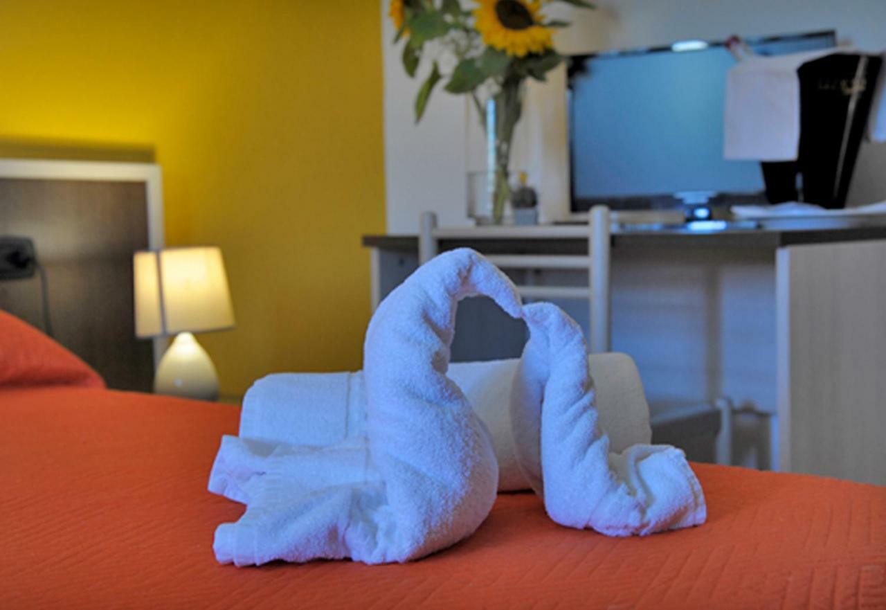 Hotel Marina Badesi Bagian luar foto